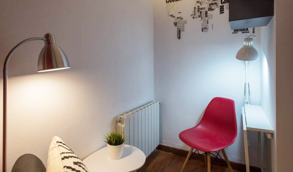 Piso Compartido en Ronda de Sant Pere, Barcelona - ¡Habitación exterior con dos ambientes en un piso reformado en el Eixample! RH15-R6 | Roomgo - Image 2