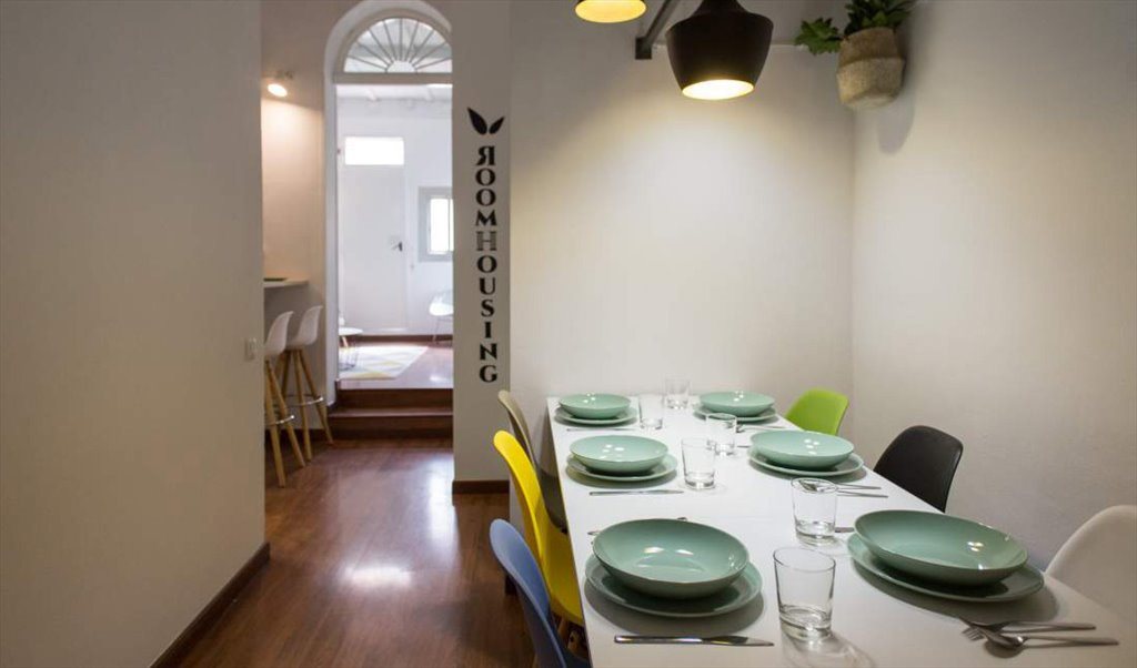 Piso Compartido en Ronda de Sant Pere, Barcelona - ¡Habitación exterior con dos ambientes en un piso reformado en el Eixample! RH15-R6 | Roomgo - Image 4