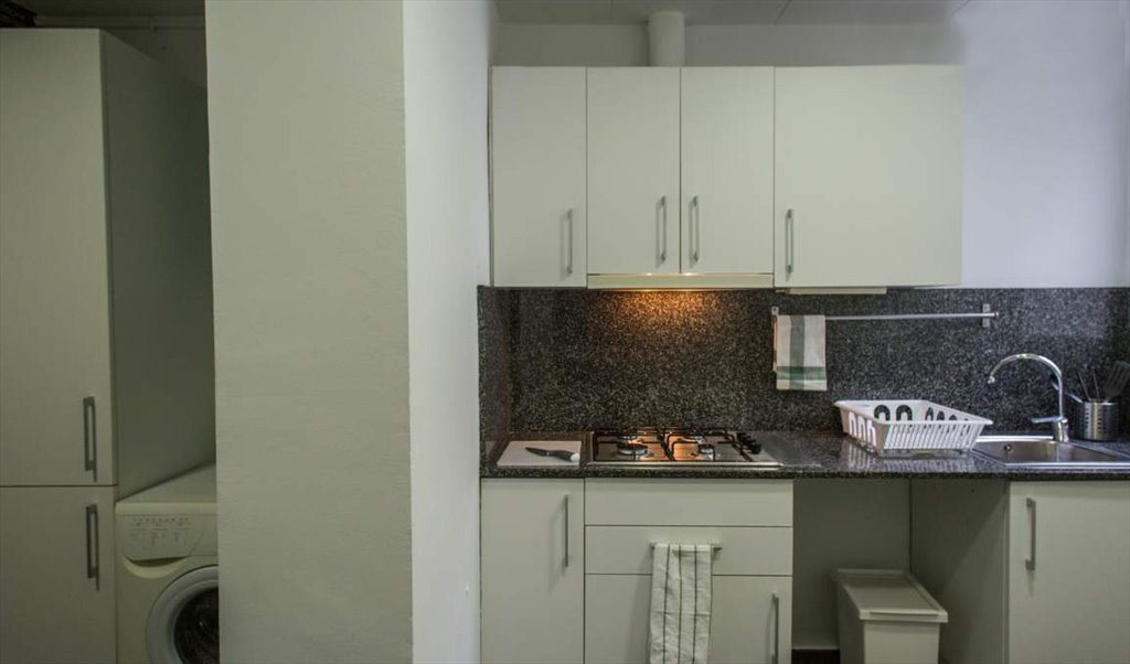 Piso Compartido en Ronda de Sant Pere, Barcelona - ¡Habitación interior en un piso reformado en el Eixample! RH15-R5 | Roomgo - Image 4