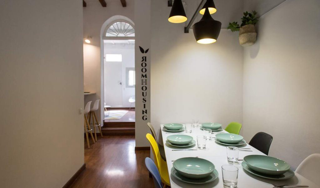 Piso Compartido en Ronda de Sant Pere, Barcelona - ¡Habitación interior en un piso reformado en el Eixample! RH15-R5 | Roomgo - Image 5