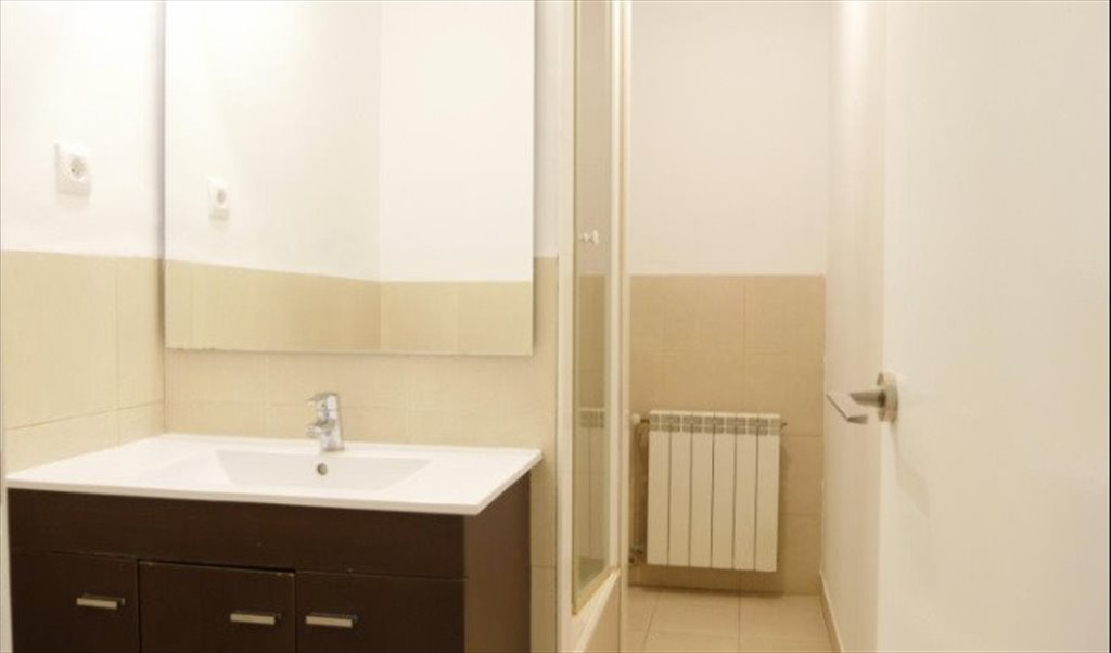 Piso Compartido en Ronda de Sant Pere, Barcelona - ¡Habitación interior en un piso reformado en el Eixample! RH15-R5 | Roomgo - Image 8