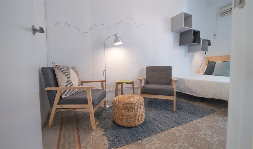 Piso Compartido en Carrer Gran de Gràcia, Barcelona - ¡Habitación doble, luminosa y con AACC en un piso recién reformado en Gracia! RH16-R4 | Roomgo - Image 2