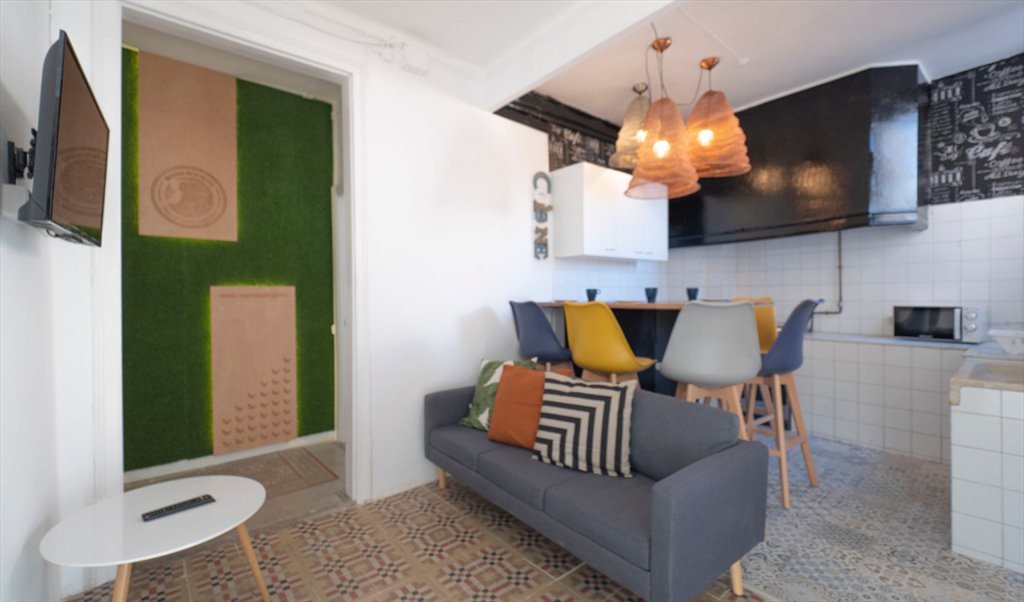 Piso Compartido en Carrer Gran de Gràcia, Barcelona - ¡Habitación doble, luminosa y con AACC en un piso recién reformado en Gracia! RH16-R4 | Roomgo - Image 4