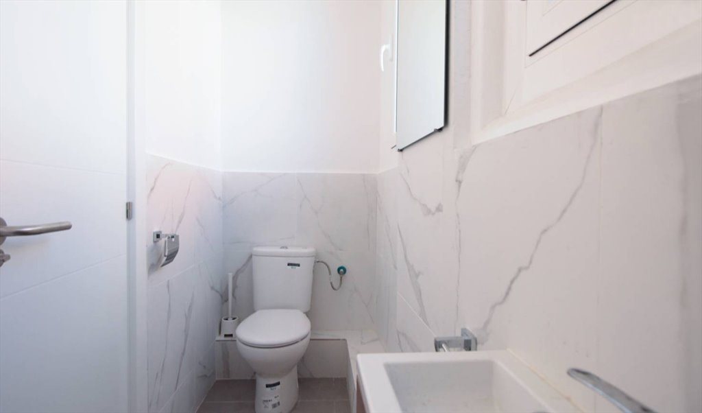 Piso Compartido en Carrer Gran de Gràcia, Barcelona - ¡Habitación doble, luminosa y con AACC en un piso recién reformado en Gracia! RH16-R4 | Roomgo - Image 8