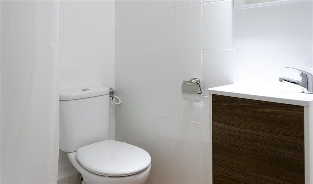 Piso Compartido en Carrer Gran de Gràcia, Barcelona - ¡Habitación doble en un piso reformado en Gracia! RH17-R3 | Roomgo - Image 3