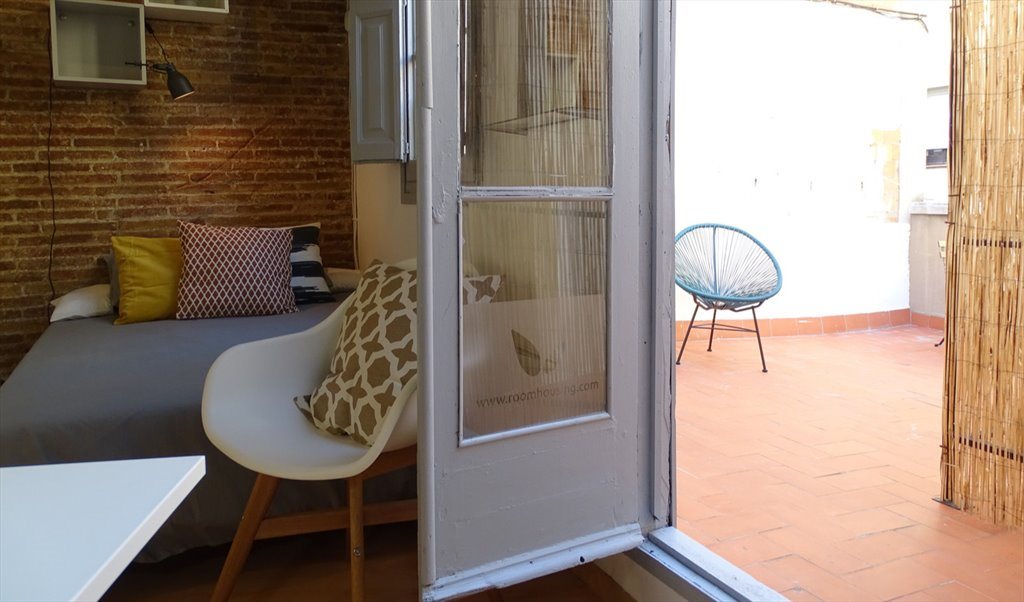 Piso Compartido en Carrer de la Riera de Sant Miquel, Barcelona - ¡Luminosa habitación con cama doble y terraza privada en un piso recién reformado en Gracia! RH19-R1 | Roomgo - Image 2