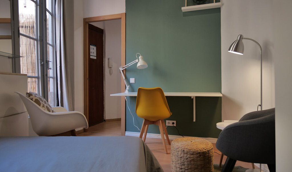 Piso Compartido en Carrer de la Riera de Sant Miquel, Barcelona - ¡Luminosa habitación con cama doble y terraza privada en un piso recién reformado en Gracia! RH19-R1 | Roomgo - Image 4