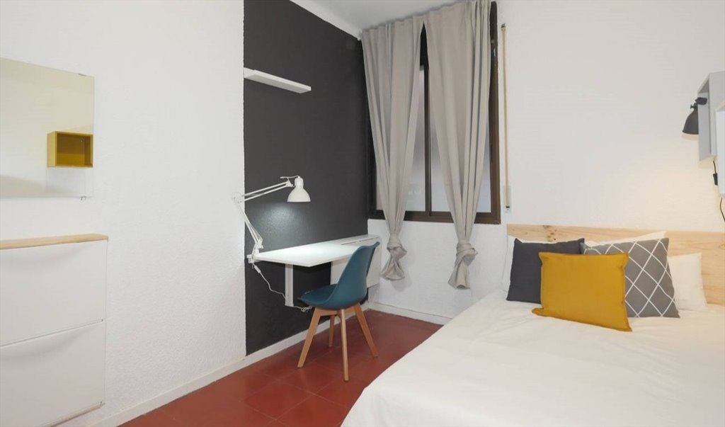 Piso Compartido en Avinguda de la Riera de Cassoles, Barcelona - ¡Amplia habitación interior con cama doble en Gracia.! RH20-R2 | Roomgo - Image 2