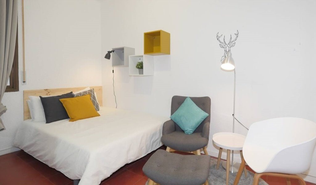 Piso Compartido en Avinguda de la Riera de Cassoles, Barcelona - ¡Amplia habitación interior con cama doble en Gracia.! RH20-R2 | Roomgo - Image 3