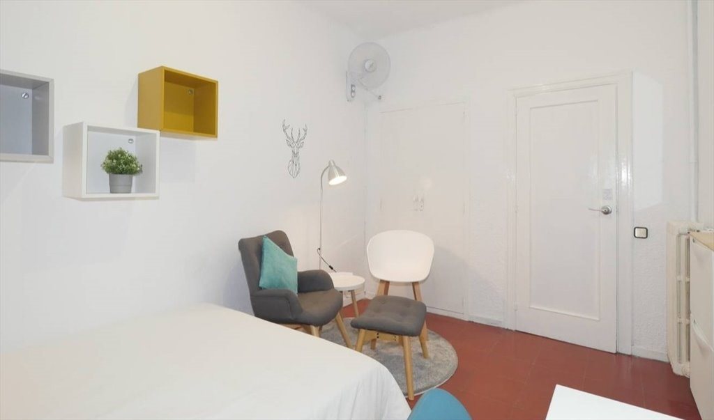 Piso Compartido en Avinguda de la Riera de Cassoles, Barcelona - ¡Amplia habitación interior con cama doble en Gracia.! RH20-R2 | Roomgo - Image 4