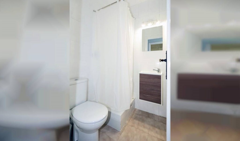 Piso Compartido en Avinguda de la Riera de Cassoles, Barcelona - ¡Amplia habitación interior con cama doble en Gracia.! RH20-R2 | Roomgo - Image 7