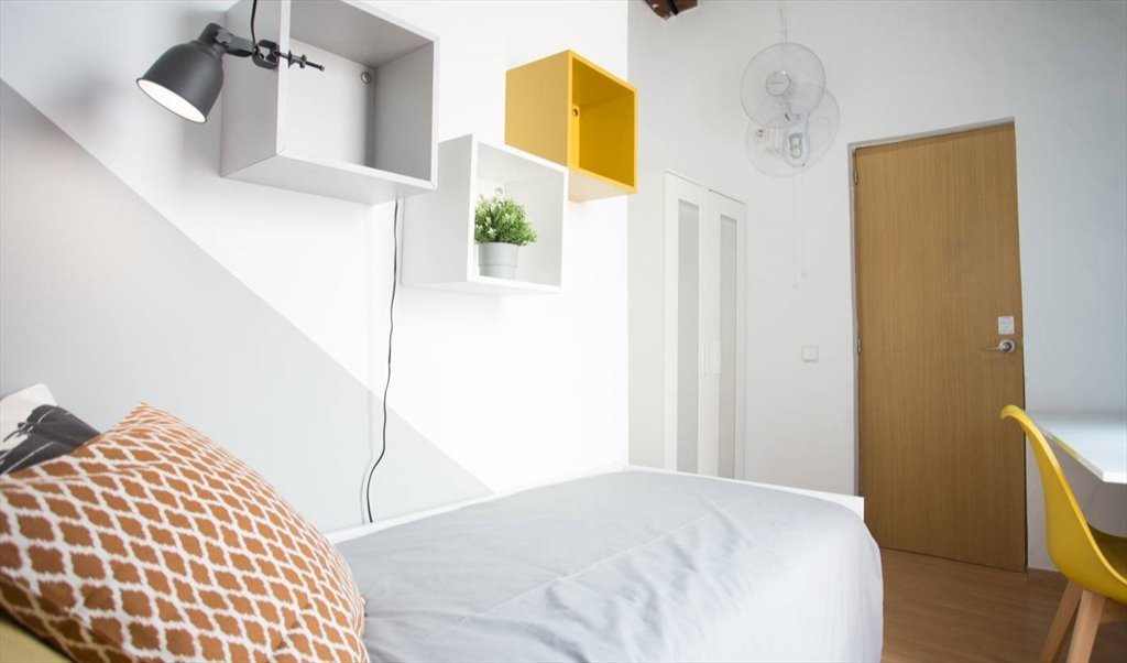 Piso Compartido en Carrer de la Riera de Sant Miquel, Barcelona - ¡Luminosa y chula habitación con cama individual y terraza privada en un piso recién reformado (RH19 | Roomgo - Image 2