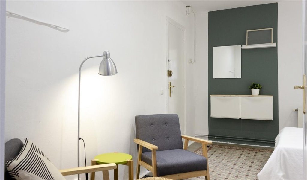 Piso Compartido en Carrer Gran de Gràcia, Barcelona - ¡Habitación doble en un piso reformado en Gracia! RH17-R2 | Roomgo - Image 2