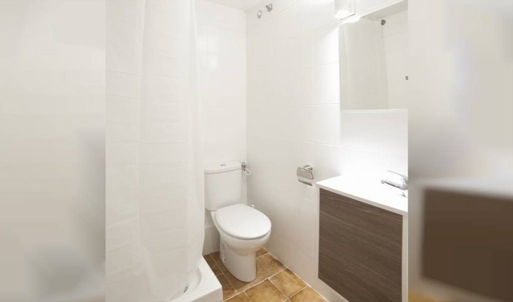 Piso Compartido en Carrer Gran de Gràcia, Barcelona - ¡Habitación doble en un piso reformado en Gracia! RH17-R2 | Roomgo - Image 3