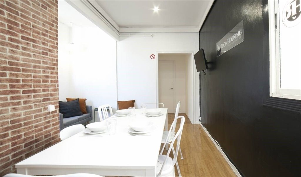 Piso Compartido en Carrer Gran de Gràcia, Barcelona - ¡Habitación doble en un piso reformado en Gracia! RH17-R2 | Roomgo - Image 6