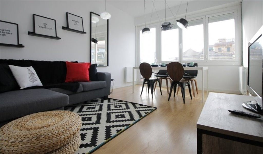 Piso Compartido en Avinguda de la Riera de Cassoles, Barcelona - ¡Habitación super luminosa en un piso reformado en Gracia! RH12-R3 | Roomgo - Image 4