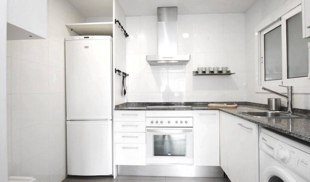 Piso Compartido en Avinguda de la Riera de Cassoles, Barcelona - ¡Habitación super luminosa en un piso reformado en Gracia! RH12-R3 | Roomgo - Image 6