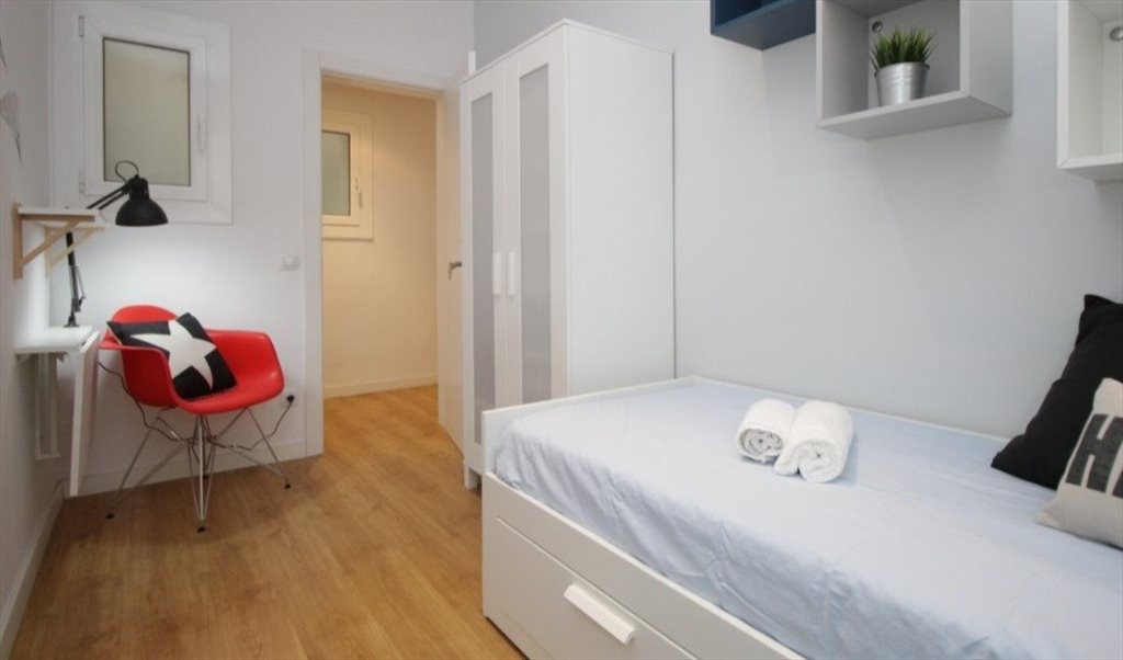 Piso Compartido en Avinguda de la Riera de Cassoles, Barcelona - ¡Habitación super luminosa en un piso reformado en Gracia! RH12-R4 | Roomgo - Image 2