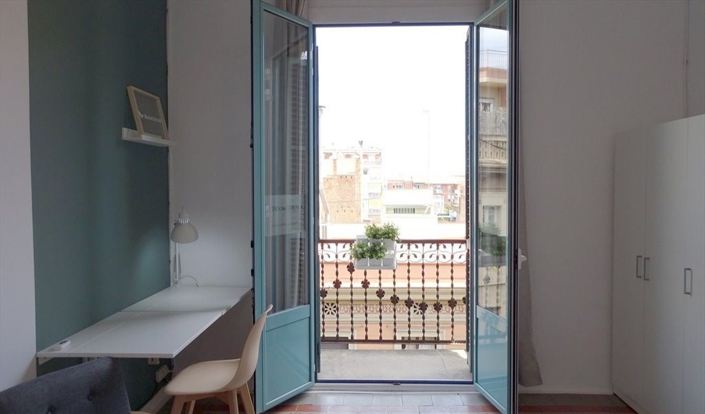 Piso Compartido en Carrer Gran de Gràcia, Barcelona - ¡Habitación doble en un piso recién reformado en Gracia! RH18-R3 | Roomgo - Image 2