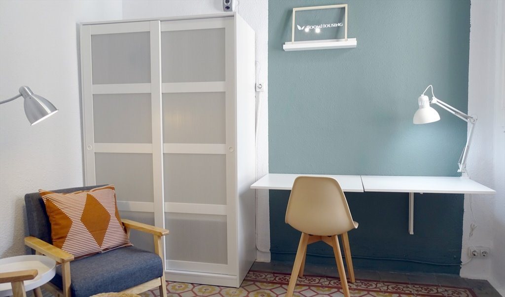 Piso Compartido en Carrer Gran de Gràcia, Barcelona - RH18-R4 Habitación espaciosa y amplia en Gran de Gracia | Roomgo - Image 2