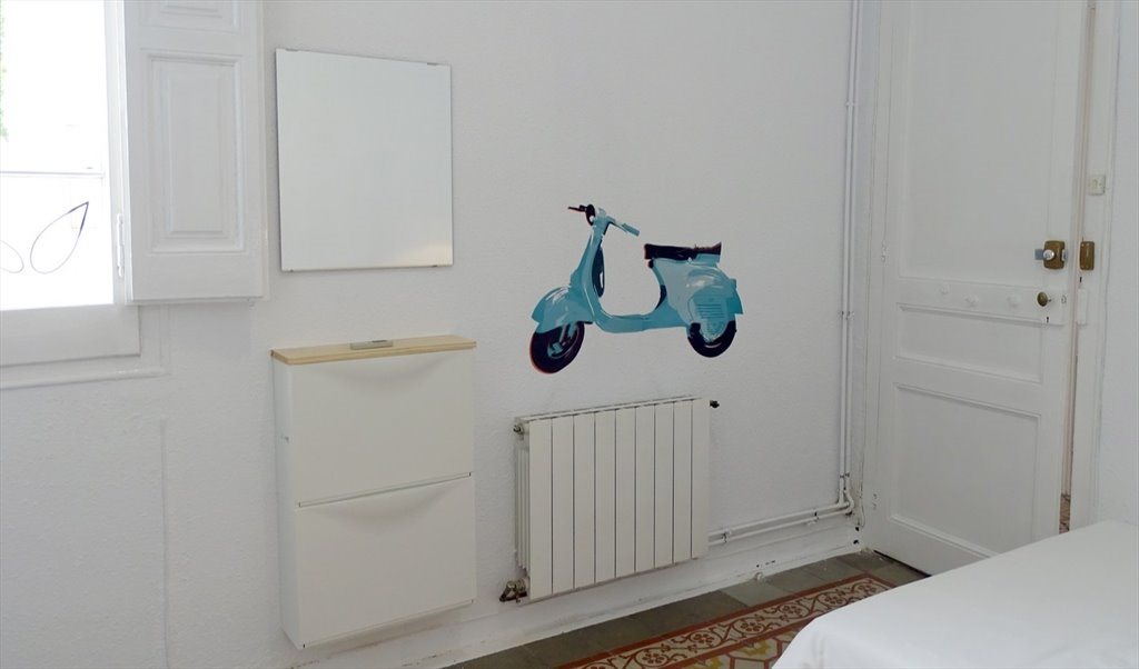 Piso Compartido en Carrer Gran de Gràcia, Barcelona - RH18-R4 Habitación espaciosa y amplia en Gran de Gracia | Roomgo - Image 3