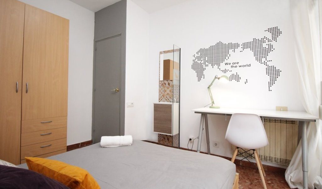 Piso Compartido en Carrer de Roger de Llúria, Barcelona - RH3-R4 ¡Habitación en el centro de Barcelona con servicio de limpieza en las zonas comunes incluido! | Roomgo - Image 3
