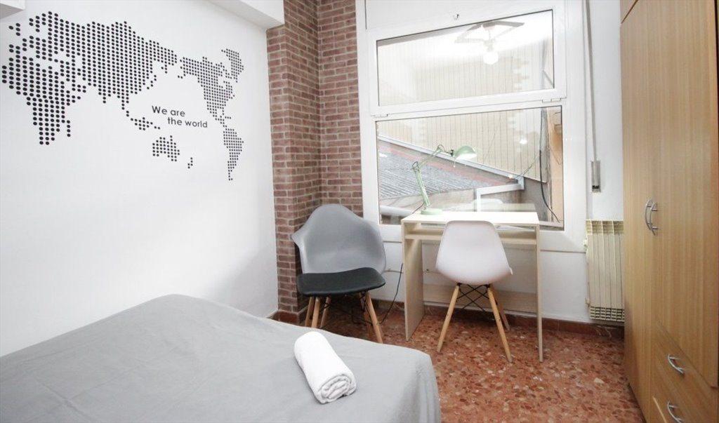 Piso Compartido en Carrer de Roger de Llúria, Barcelona - RH3-R10 ¡Habitación en el centro de Barcelona con servicio de limpieza en las zonas comunes! | Roomgo - Image 2