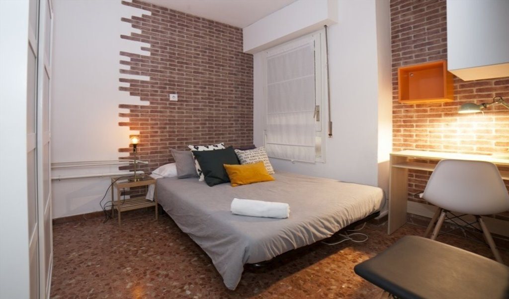 Piso Compartido en Carrer de Roger de Llúria, Barcelona - RH3-R12 Habitación grande y recién reformada | Roomgo - Image 2