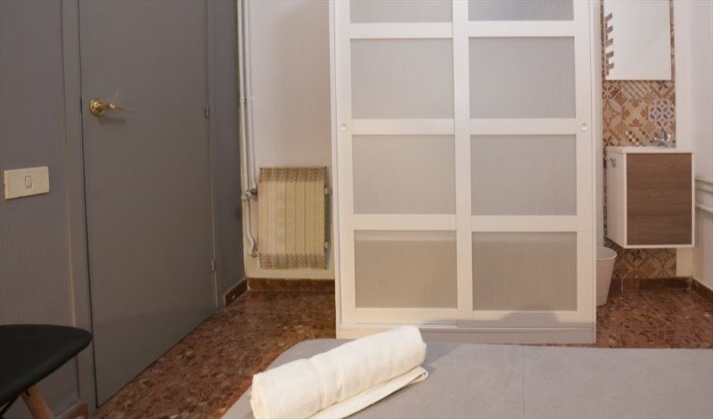 Piso Compartido en Carrer de Roger de Llúria, Barcelona - RH3-R12 Habitación grande y recién reformada | Roomgo - Image 3