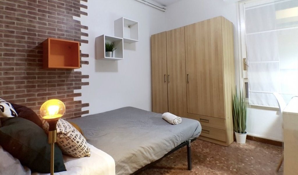 Piso Compartido en Carrer de Roger de Llúria, Barcelona - RH3-R13 Habitación grande y recién reformada. | Roomgo - Image 2