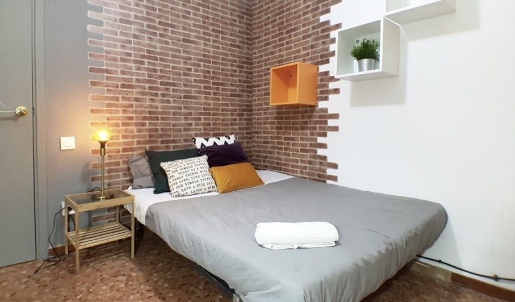 Piso Compartido en Carrer de Roger de Llúria, Barcelona - RH3-R13 Habitación grande y recién reformada. | Roomgo - Image 3