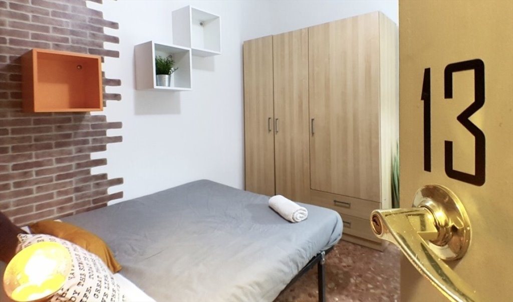 Piso Compartido en Carrer de Roger de Llúria, Barcelona - RH3-R13 Habitación grande y recién reformada. | Roomgo - Image 4