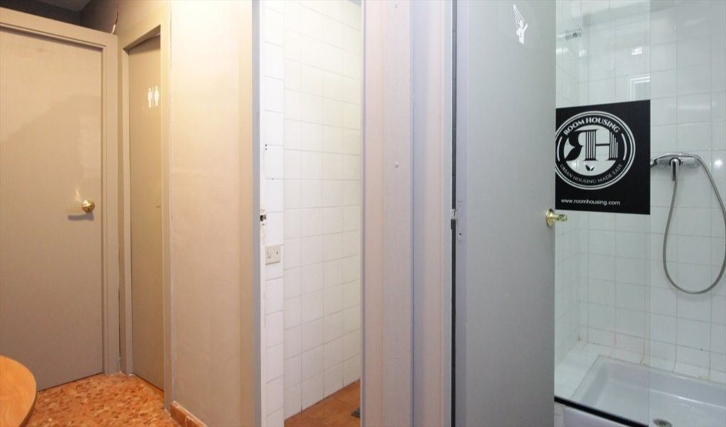 Piso Compartido en Carrer de Roger de Llúria, Barcelona - RH3-R13 Habitación grande y recién reformada. | Roomgo - Image 6