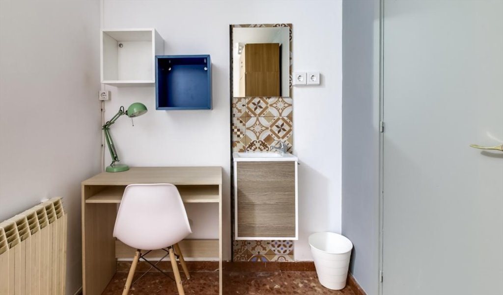 Piso Compartido en Carrer de Roger de Llúria, Barcelona - RH3-R14 ¡Habitación en el centro de Barcelona con servicio de limpieza en las zonas comunes! | Roomgo - Image 2