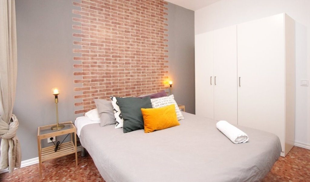 Piso Compartido en Carrer de Roger de Llúria, Barcelona - RH3-R15 ¡Habitación en el centro de Barcelona con servicio de limpieza en las zonas comunes! | Roomgo - Image 2