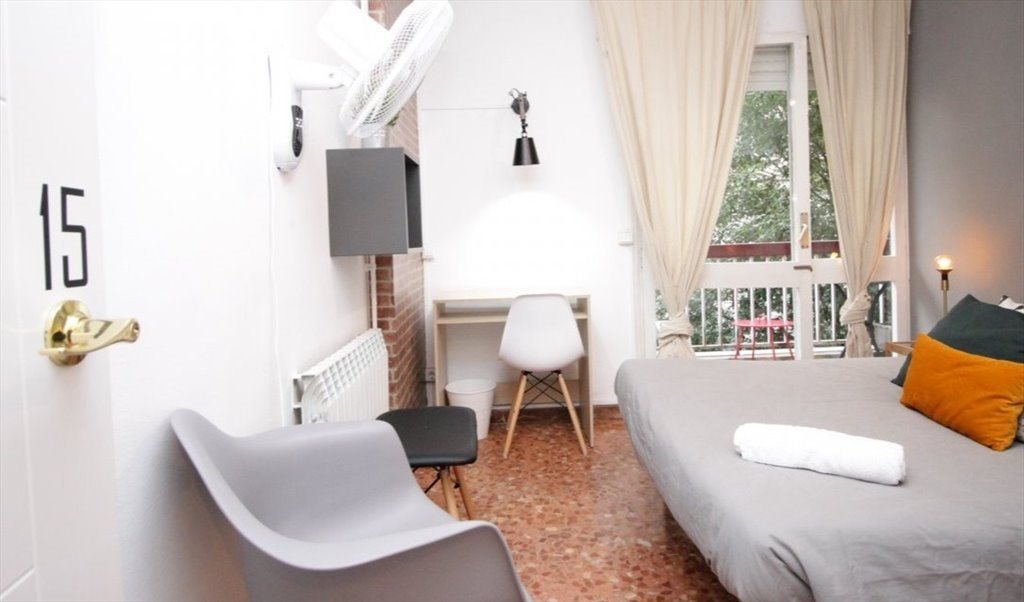 Piso Compartido en Carrer de Roger de Llúria, Barcelona - RH3-R15 ¡Habitación en el centro de Barcelona con servicio de limpieza en las zonas comunes! | Roomgo - Image 4