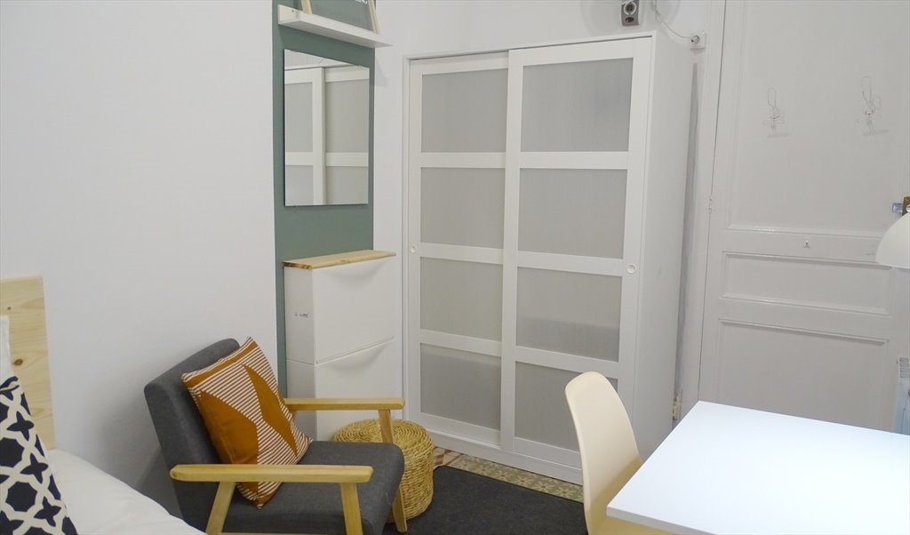 Piso Compartido en Carrer Gran de Gràcia, Barcelona - ¡Habitación doble en un piso recién reformado en Gracia! RH18-R9 | Roomgo - Image 2