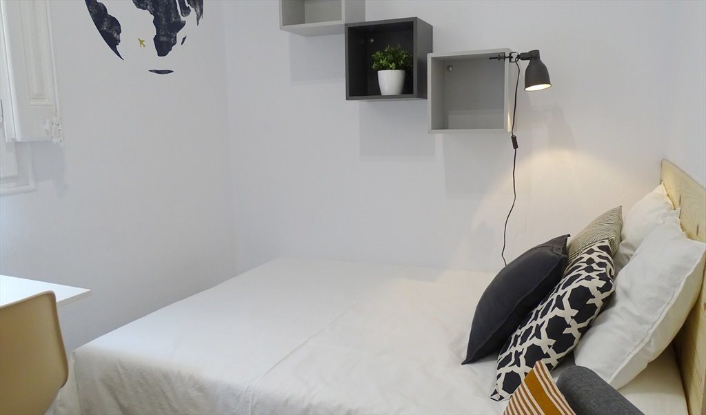 Piso Compartido en Carrer Gran de Gràcia, Barcelona - ¡Habitación doble en un piso recién reformado en Gracia! RH18-R9 | Roomgo - Image 3