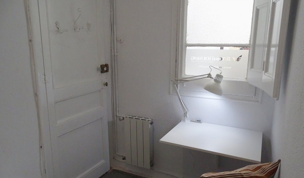 Piso Compartido en Carrer Gran de Gràcia, Barcelona - ¡Habitación individual en un piso recién reformado en Gracia! RH18-R1 | Roomgo - Image 2