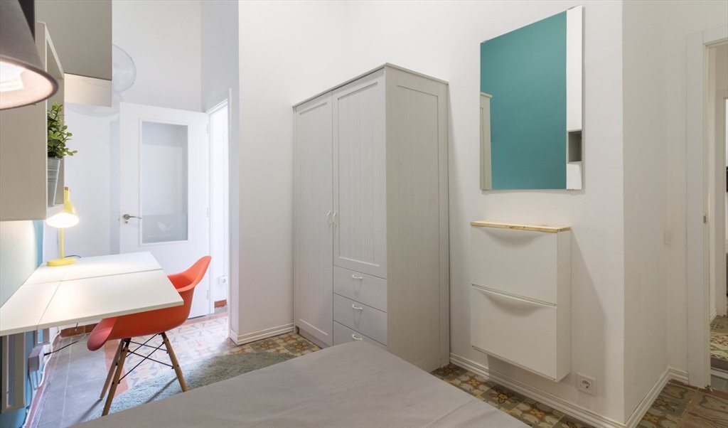 Piso Compartido en Carrer Gran de Gràcia, Barcelona - RH8A-R4 Habitación doble con balcón en Gràcia | Roomgo - Image 2