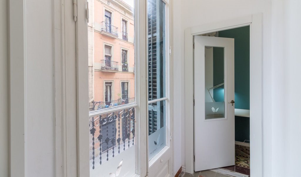 Piso Compartido en Carrer Gran de Gràcia, Barcelona - RH8A-R4 Habitación doble con balcón en Gràcia | Roomgo - Image 3