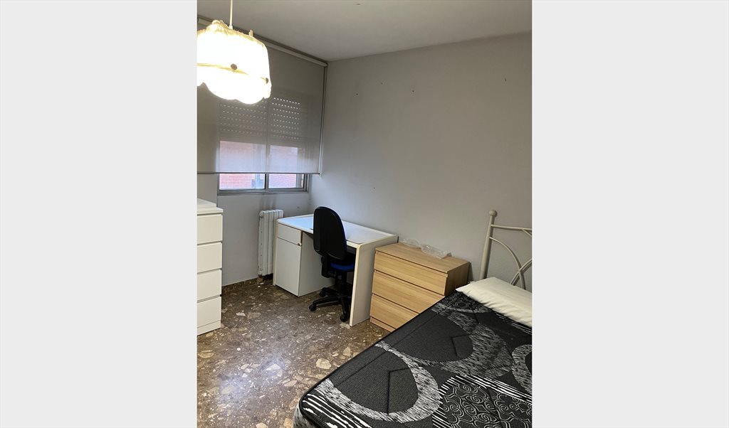 Piso Compartido en Calle Poetisa Violeta Parra, El Rabal - Piso cerca campus Río Ebro y centro ciudad | Roomgo - Image 3