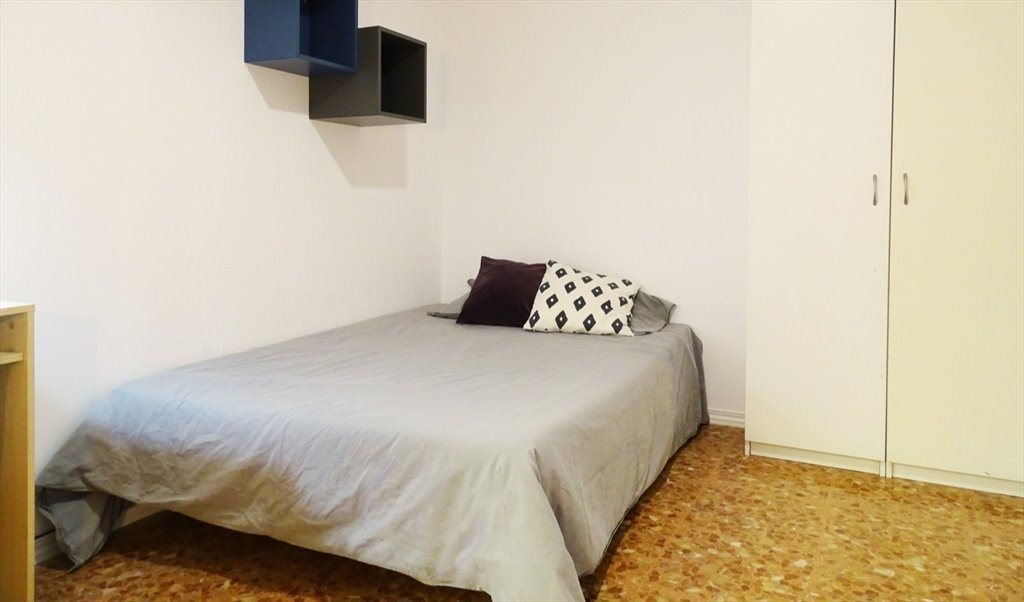 Piso Compartido en Carrer de Roger de Llúria, Barcelona - RH3-R18 Habitación recién reformada en Gracia | Roomgo - Image 4