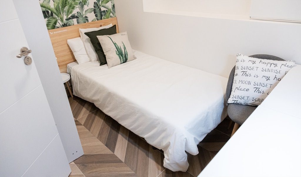 Piso Compartido en Carrer del Rosselló, Barcelona - Beautiful Bedroom in the heart of Eixample! (RH10A-R2) | Roomgo - Image 2