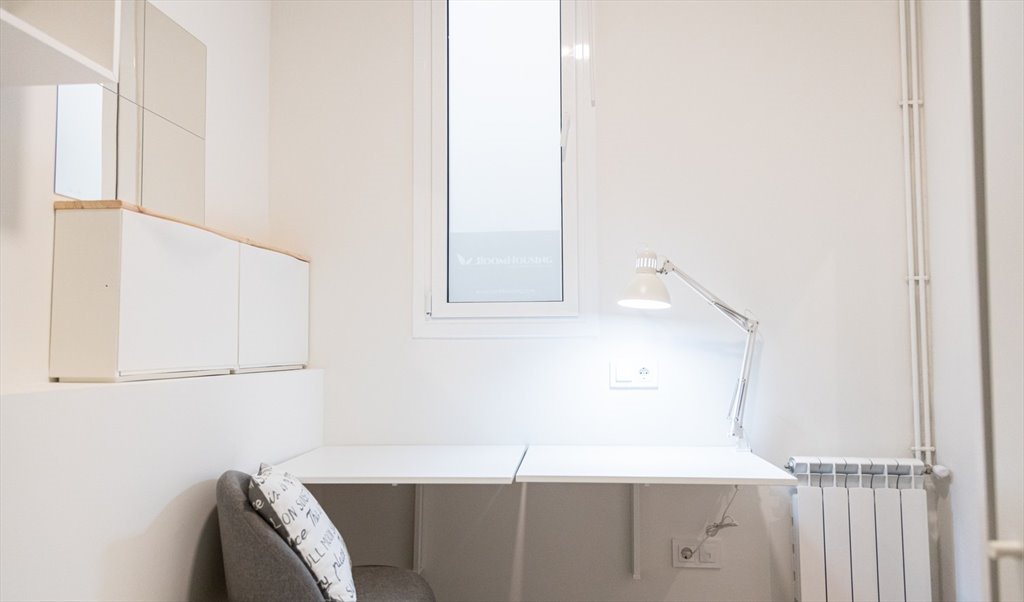 Piso Compartido en Carrer del Rosselló, Barcelona - Beautiful Bedroom in the heart of Eixample! (RH10A-R2) | Roomgo - Image 3