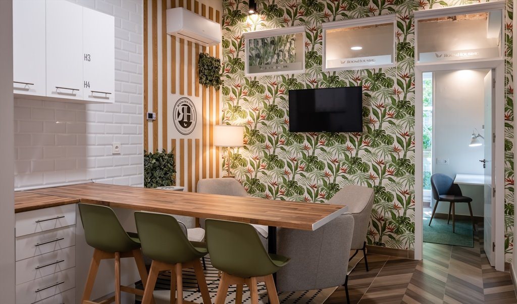 Piso Compartido en Carrer del Rosselló, Barcelona - Beautiful Bedroom in the heart of Eixample! (RH10A-R2) | Roomgo - Image 6