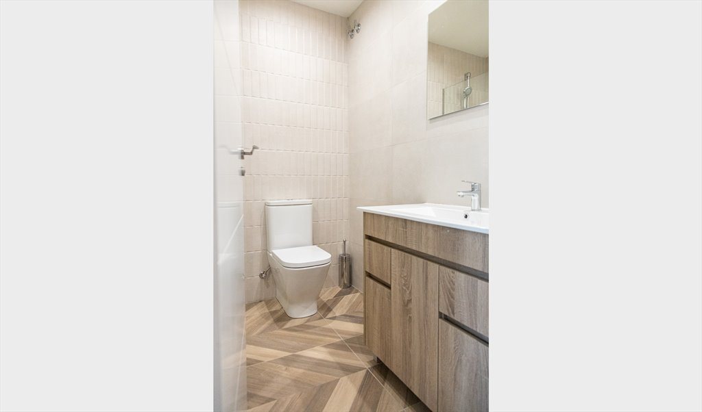 Piso Compartido en Carrer del Rosselló, Barcelona - Beautiful Bedroom in the heart of Eixample! (RH10A-R2) | Roomgo - Image 7