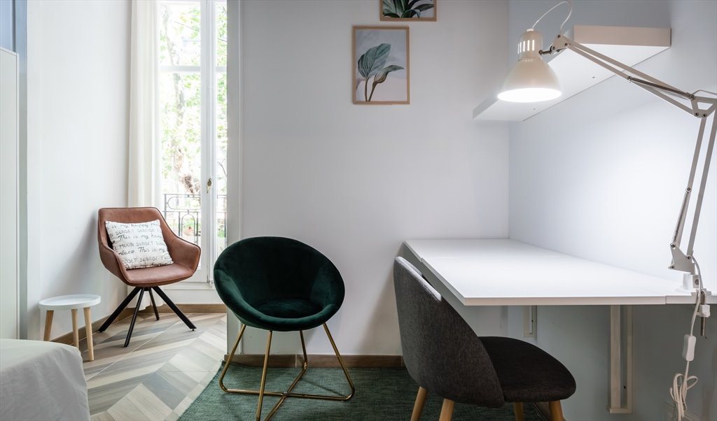 Piso Compartido en Carrer del Rosselló, Barcelona - Amplia Habitacion con Luz natural en Eixample! (RH11A-R1) | Roomgo - Image 2