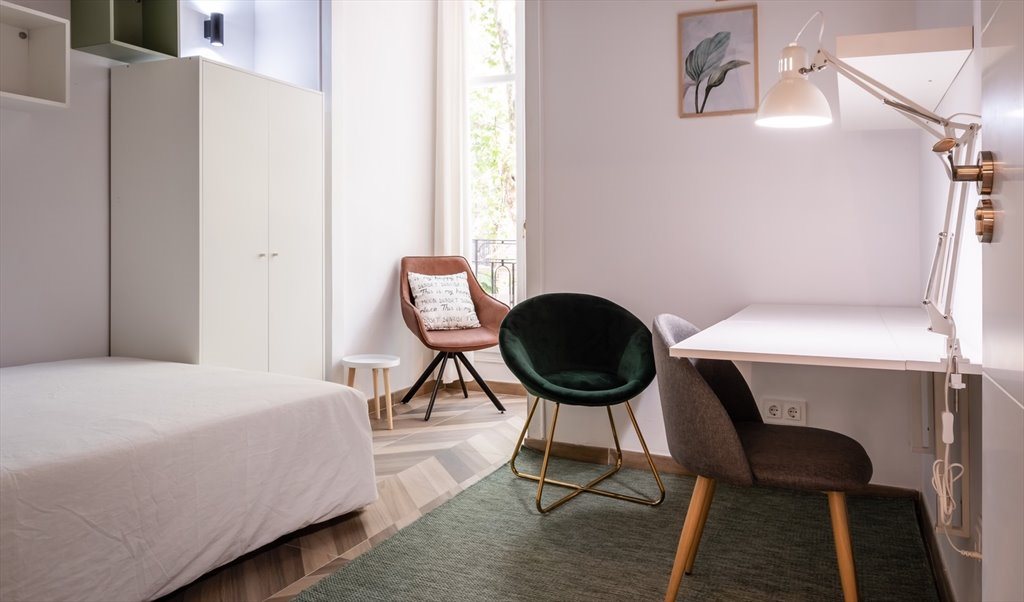 Piso Compartido en Carrer del Rosselló, Barcelona - Amplia Habitacion con Luz natural en Eixample! (RH11A-R1) | Roomgo - Image 3