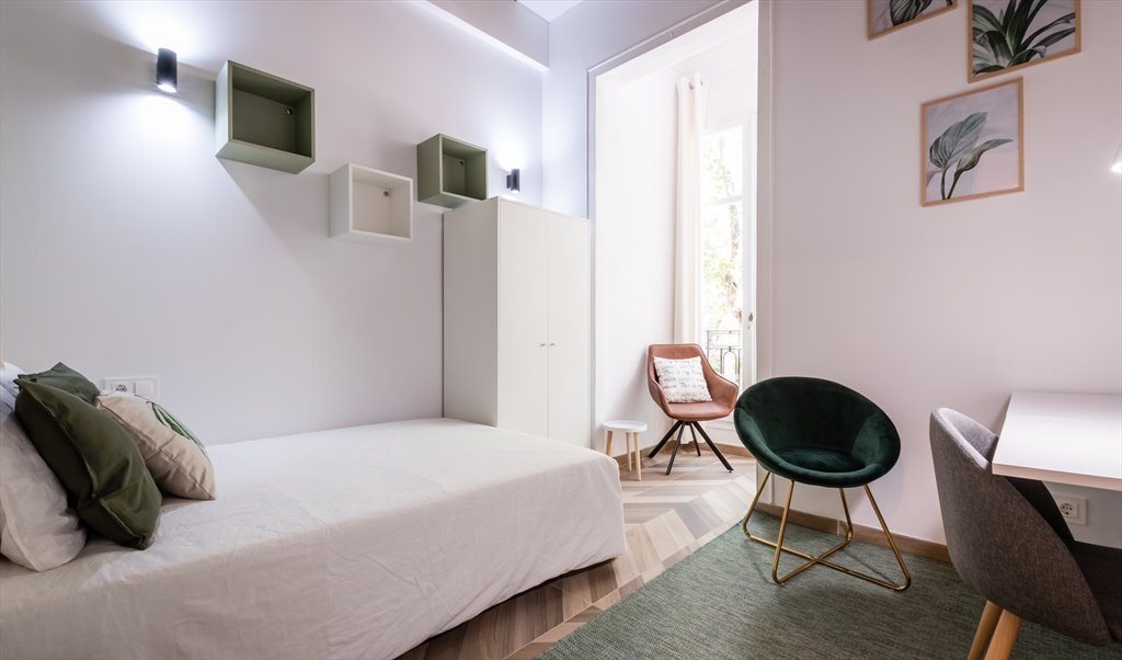 Piso Compartido en Carrer del Rosselló, Barcelona - Amplia Habitacion con Luz natural en Eixample! (RH11A-R1) | Roomgo - Image 4